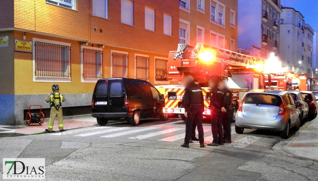 Se calcinan varios vehículos en un garaje en San Roque