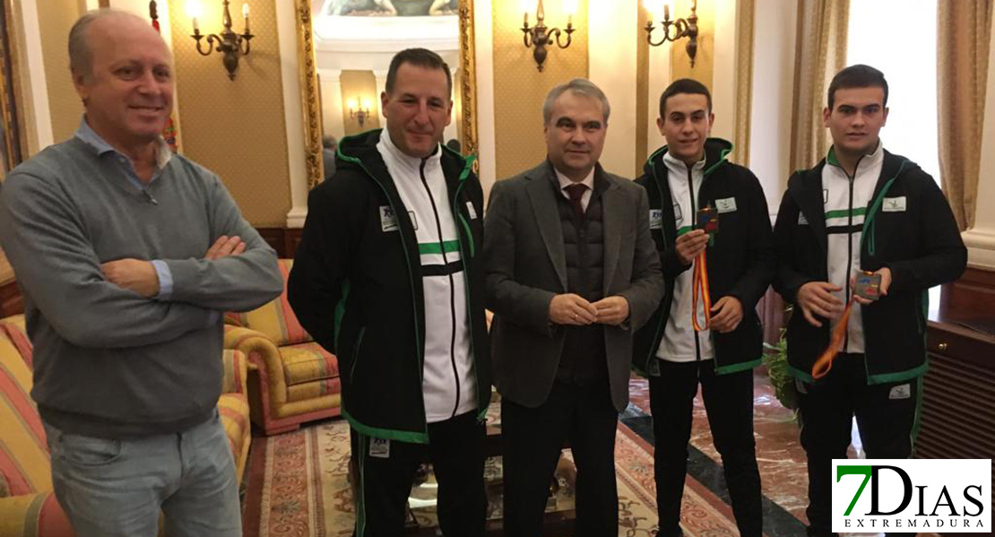 Fragoso recibe a dos medallistas en el Campeonato de España de Boxeo
