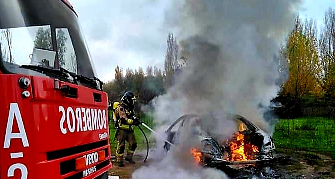 Arde un turismo de alta gama cerca del semillero de empresas en Badajoz