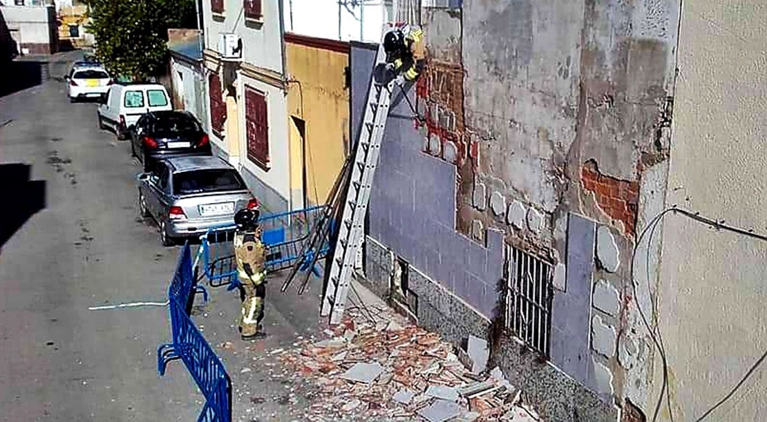 Los bomberos actúan en un desprendimiento de fachada