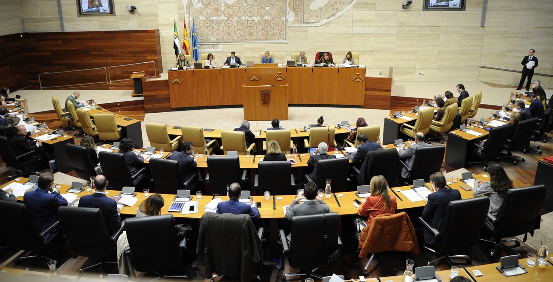 La Asamblea da luz verde para que los funcionarios cobren toda la nómina desde el primer día de baja