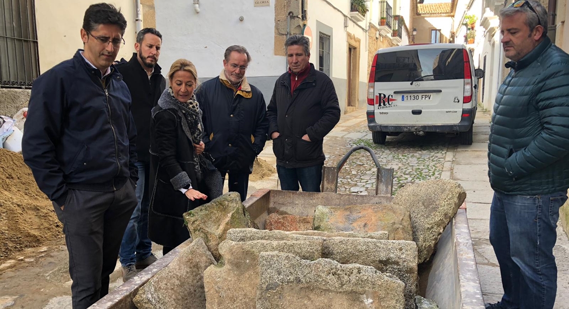 Cáceres reutiliza las baldosas de su Plaza Mayor por estética y ecología