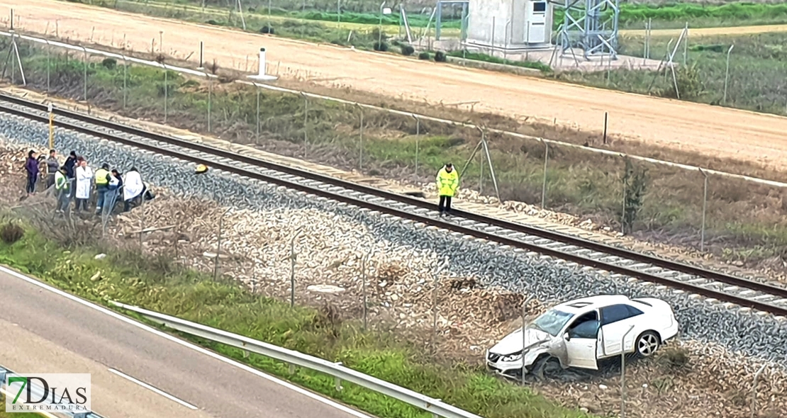 Se sale de la vía y acaba empotrado contra las vías del tren