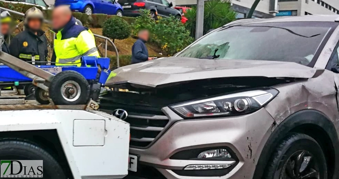 Vuelca tras accidentarse en la rotonda del Hotel Velada (Mérida)