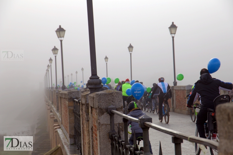 Un buen número de pacenses desafía a la niebla y el frio en la Ciclocabalgata