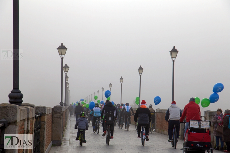 Un buen número de pacenses desafía a la niebla y el frio en la Ciclocabalgata