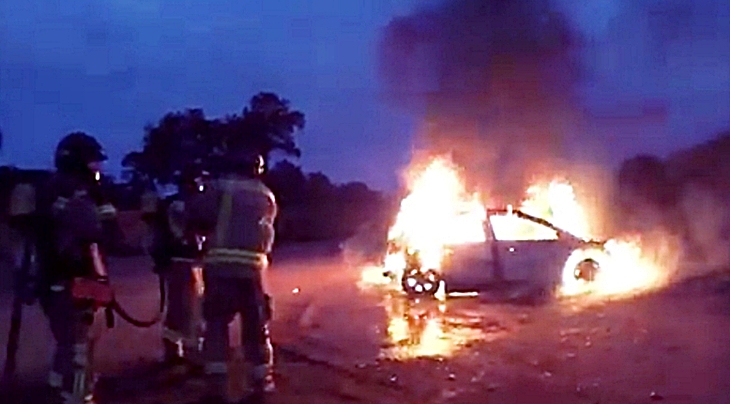 Arde otro coche de madrugada en Badajoz