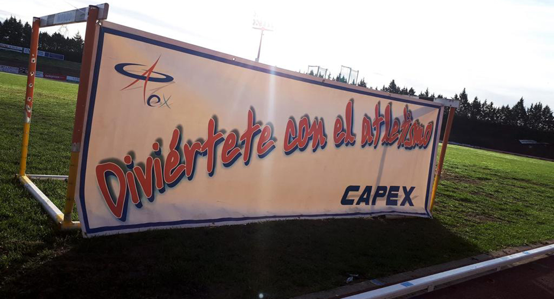 Más de 300 jóvenes se divierten con el atletismo en Villafranca de los Barros