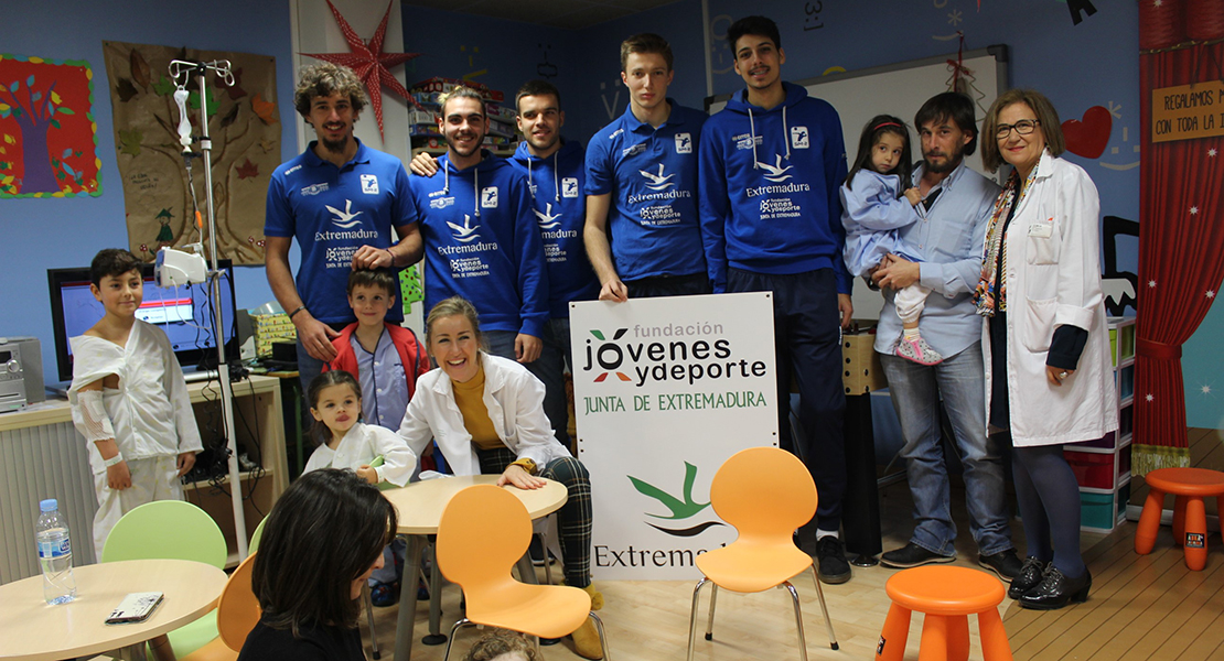 El voleibol cacereño muestra su solidaridad con los niños hospitalizados