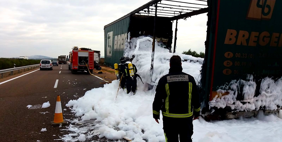 Cortan media hora la autovía A66 por el incendio en un camión