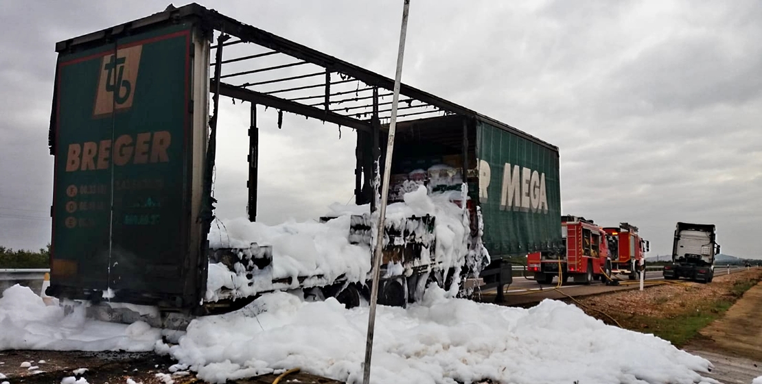 Cortan media hora la autovía A66 por el incendio en un camión