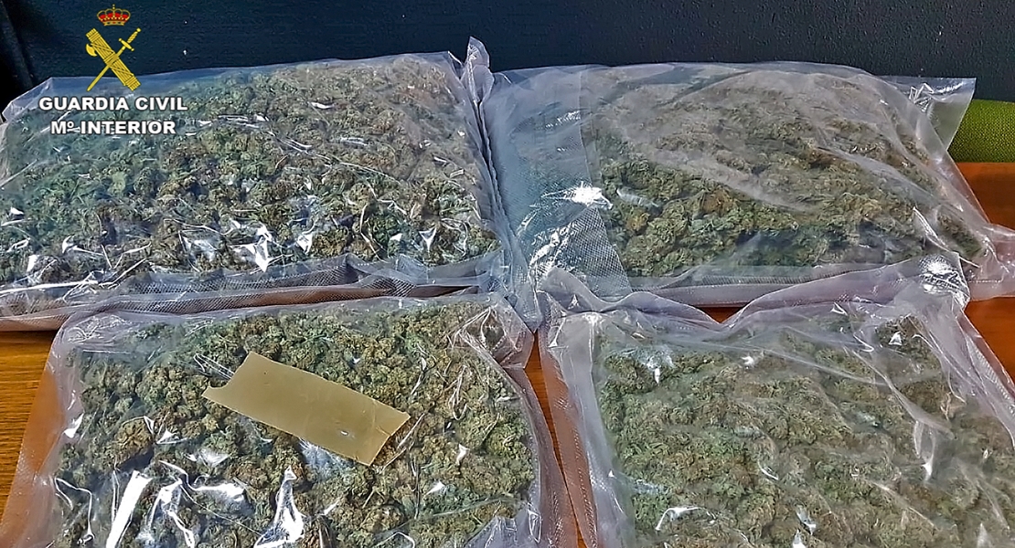 La Guardia Civil interviene más de tres kilos de marihuana en un control