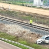 Se sale de la vía y acaba empotrado contra las vías del tren