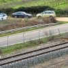 Se sale de la vía y acaba empotrado contra las vías del tren