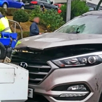 Vuelca tras accidentarse en la rotonda del Hotel Velada (Mérida)