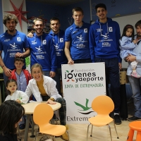 El voleibol cacereño muestra su solidaridad con los niños hospitalizados