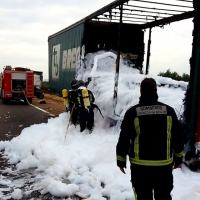 Cortan media hora la autovía A.66 por el incendio en un trailer