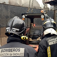 USO: “En el camión de la basura van tres operarios y en el de bomberos sólo dos”