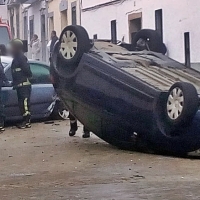 Vuelca un turismo tras sufrir un accidente en la localidad de Trujillanos