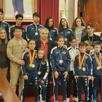 El alcalde recibe a los Campeones de España y Extremadura de Taekwondo