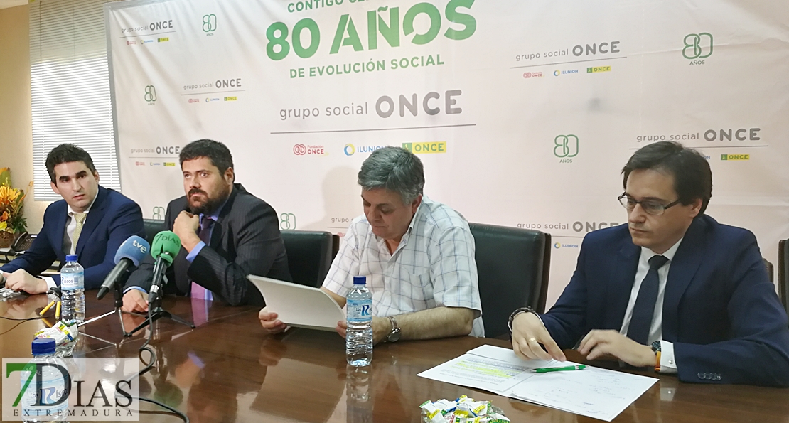 Fundación Once entrega 3 becas a estudiantes con discapacidad de la UEX