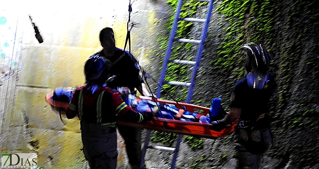 Vídeo e imágenes del rescate a un hombre en el Rivillas (Badajoz)