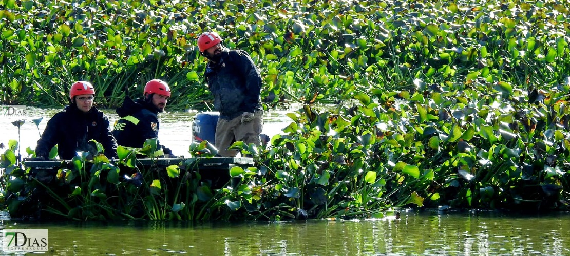 Ya se ven los trabajos de la UME en el río Guadiana