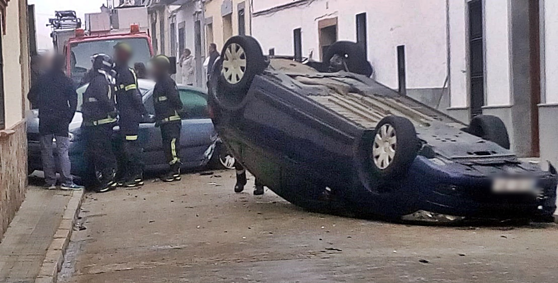 Vuelca un turismo tras sufrir un accidente en la localidad de Trujillanos