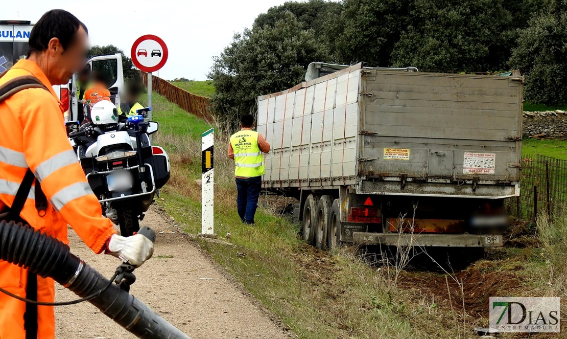 Accidente de un camión en la carretera de Alconchel