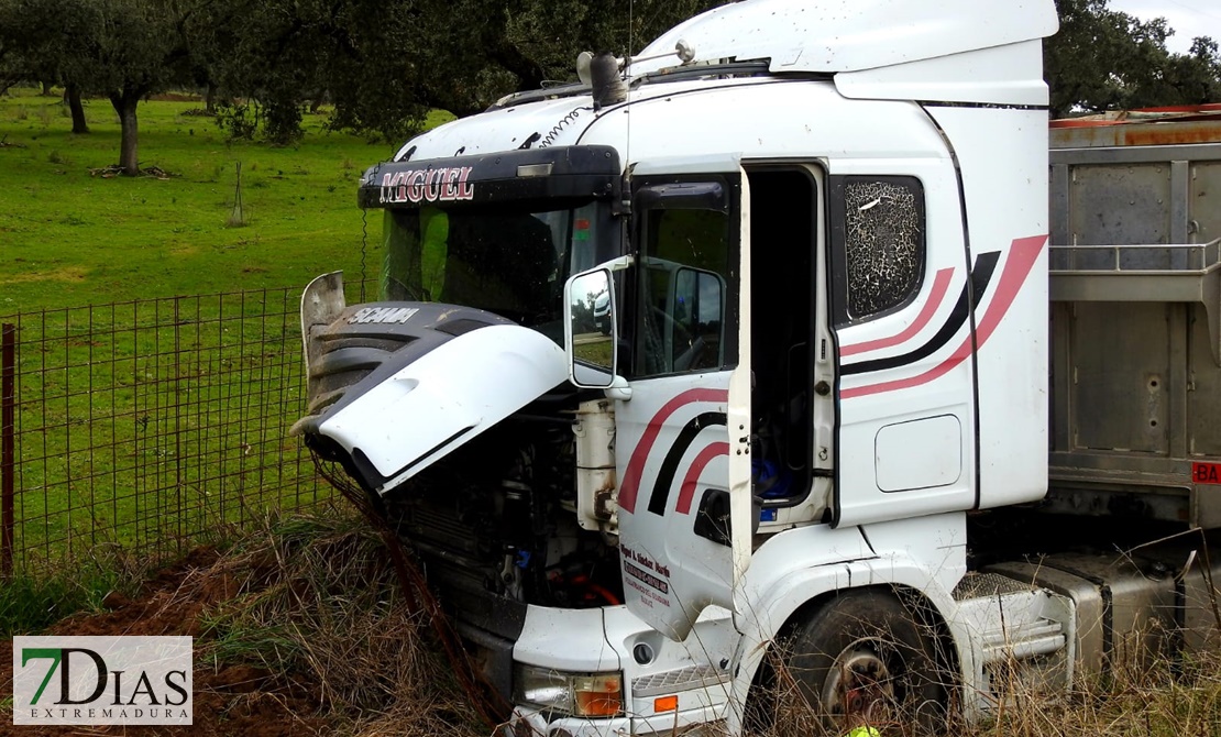 Accidente de un camión en la carretera de Alconchel