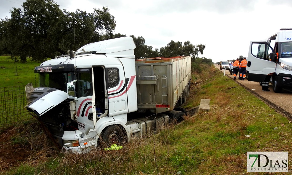 Accidente de un camión en la carretera de Alconchel