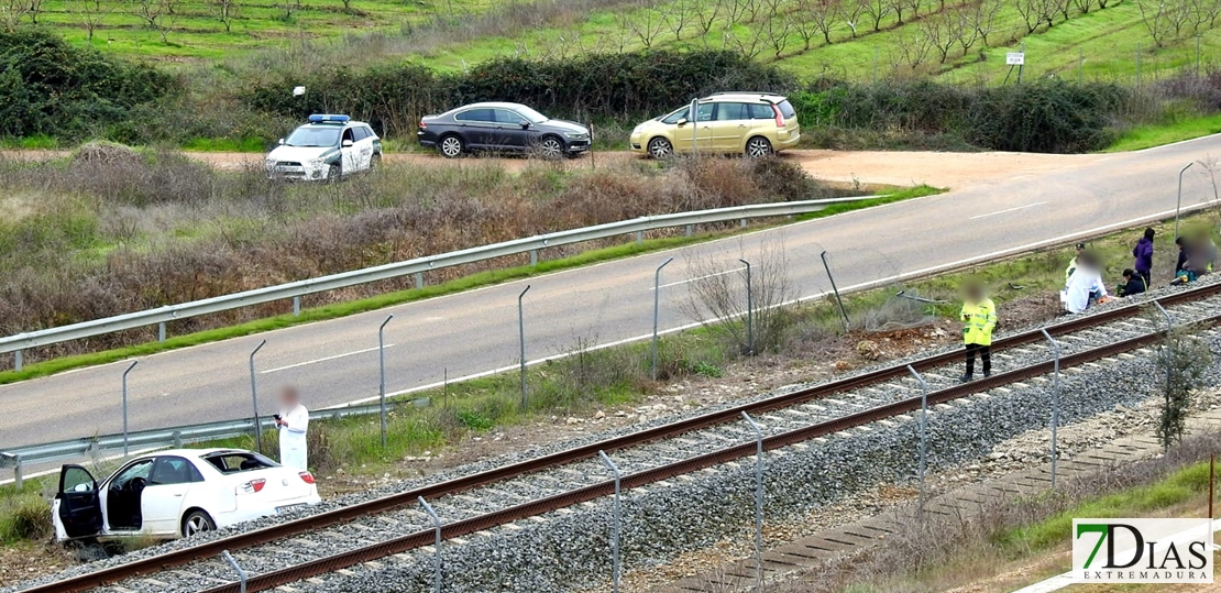 Se sale de la vía y acaba empotrado contra las vías del tren