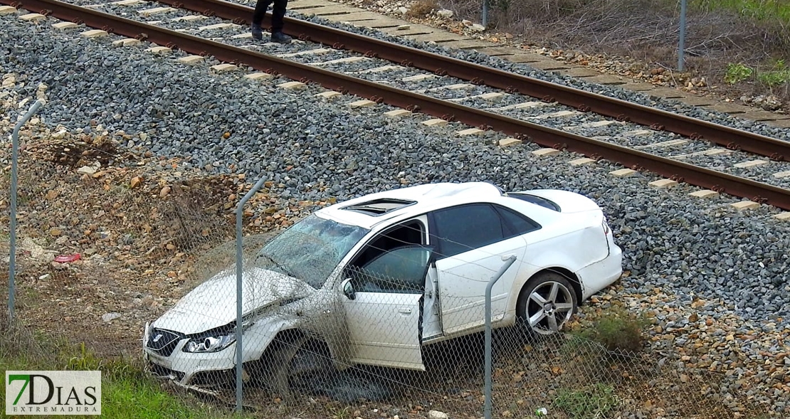 Se sale de la vía y acaba empotrado contra las vías del tren