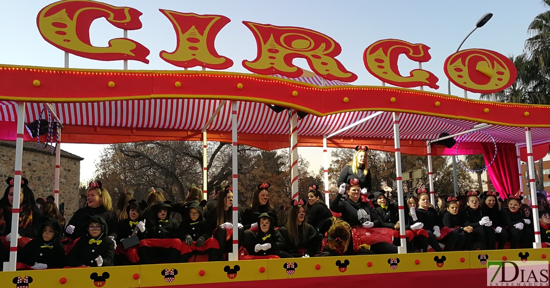 Los Reyes Magos y las 18 carrozas reparten 6.700 kilos de caramelos en Mérida