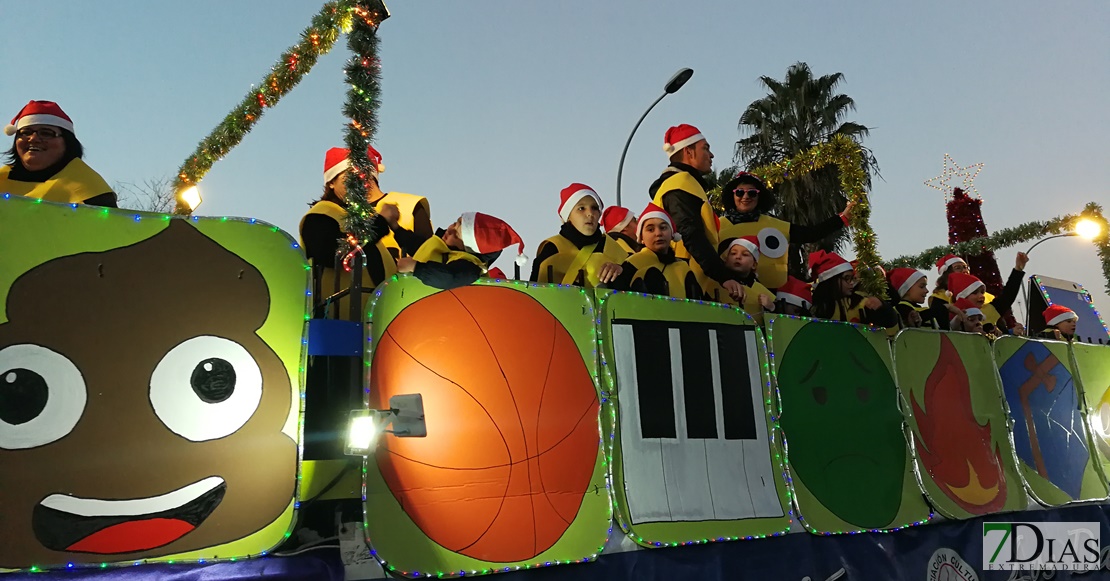 Los Reyes Magos y las 18 carrozas reparten 6.700 kilos de caramelos en Mérida