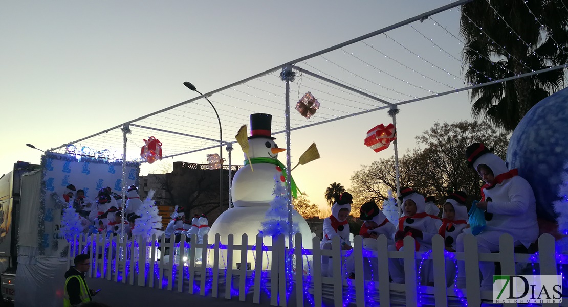 Los Reyes Magos y las 18 carrozas reparten 6.700 kilos de caramelos en Mérida