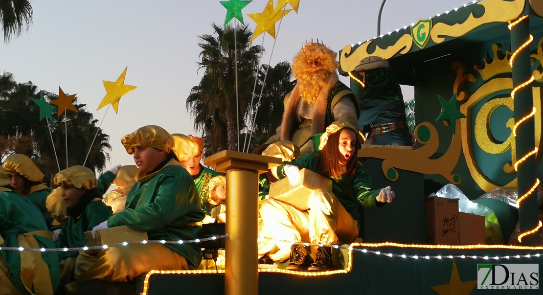 Los Reyes Magos y las 18 carrozas reparten 6.700 kilos de caramelos en Mérida