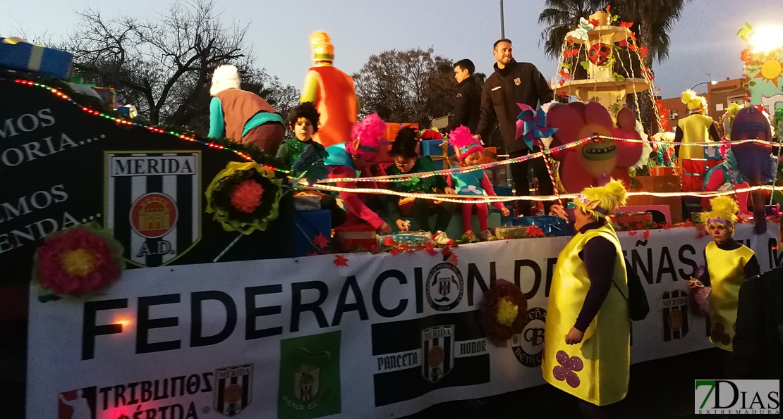 Los Reyes Magos y las 18 carrozas reparten 6.700 kilos de caramelos en Mérida