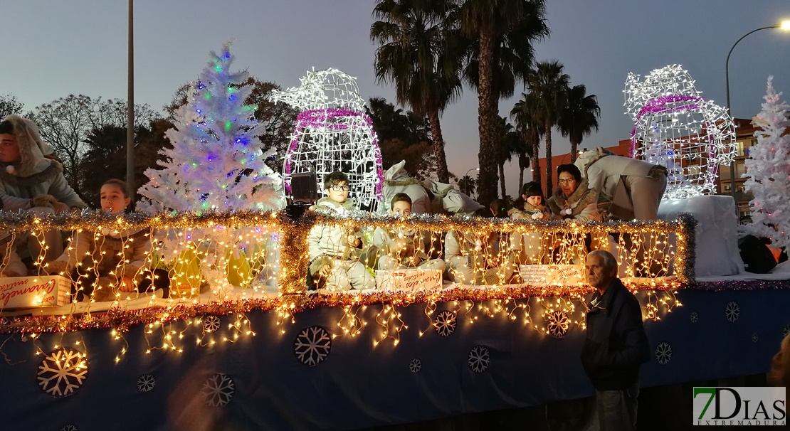 Los Reyes Magos y las 18 carrozas reparten 6.700 kilos de caramelos en Mérida