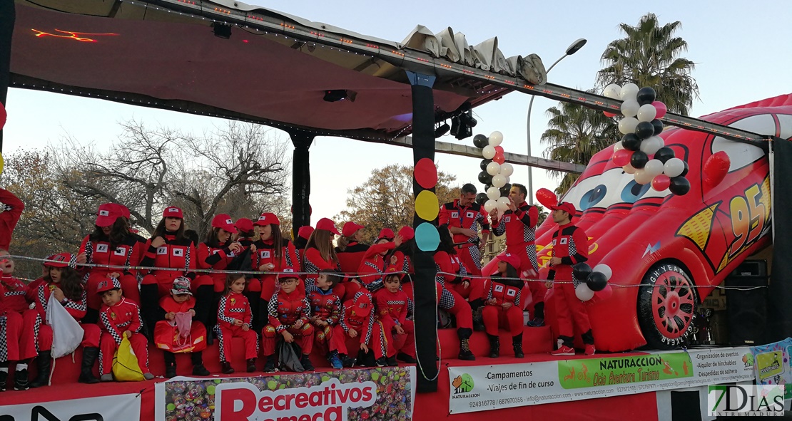 Los Reyes Magos y las 18 carrozas reparten 6.700 kilos de caramelos en Mérida