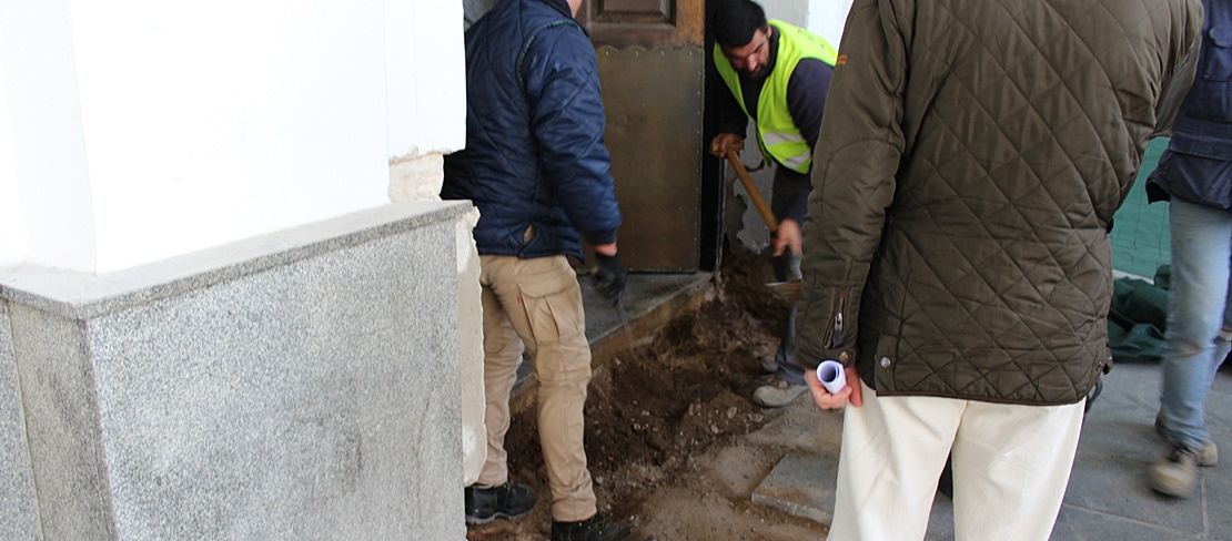 La puerta del Ayuntamiento se adapta para personas con movilidad reducida