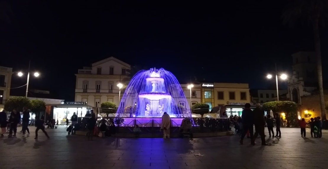 La fuente de la Plaza de España de Mérida estrena iluminación artística