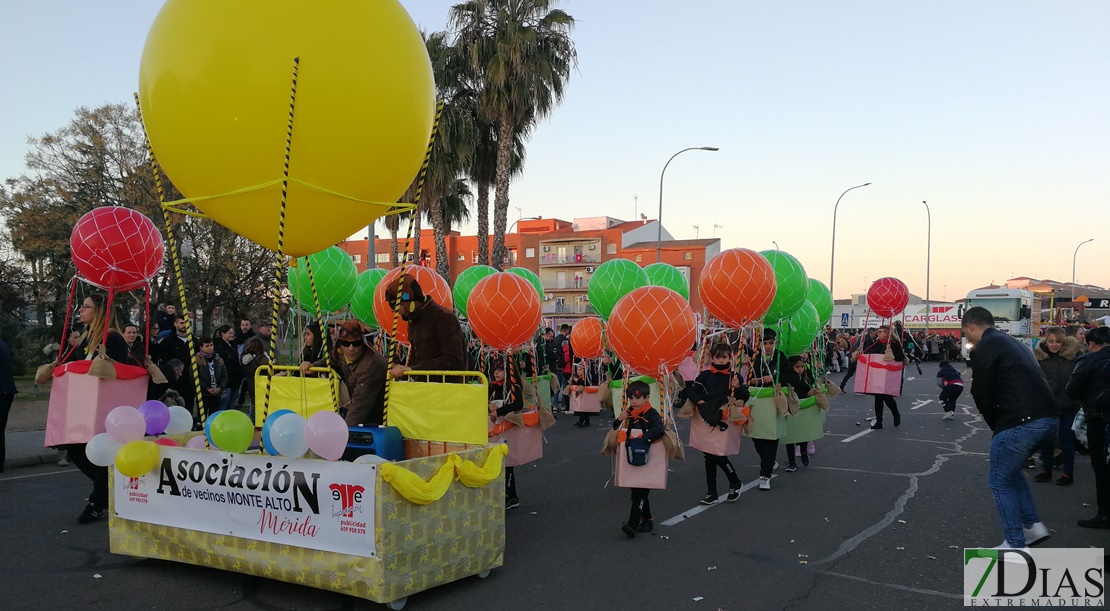 Los Reyes Magos y las 18 carrozas reparten 6.700 kilos de caramelos en Mérida