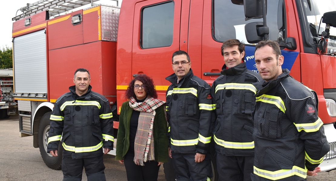 Los bomberos de la Diputación de Badajoz estrenan trajes de última tecnología