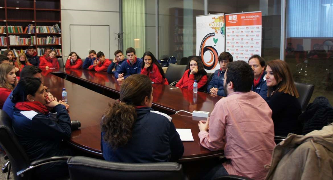 Una treintena de estudiantes chilenos con antepasados españoles visitan Extremadura