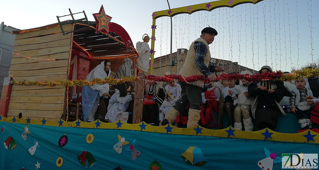 Los Reyes Magos y las 18 carrozas reparten 6.700 kilos de caramelos en Mérida