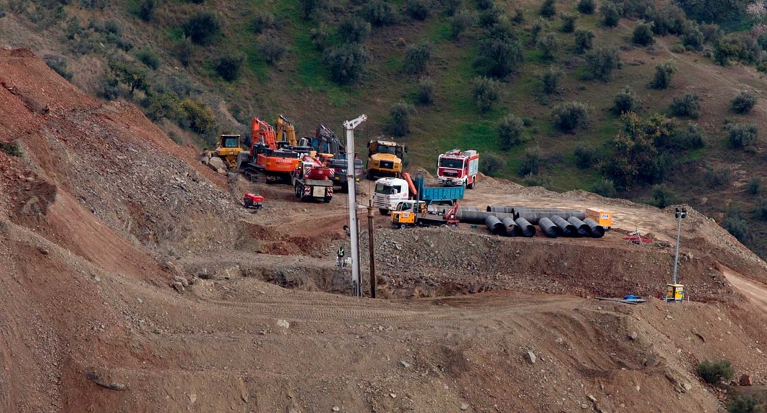 Sólo cuatro metros separan de Julen a los mineros que van a sacarle del pozo