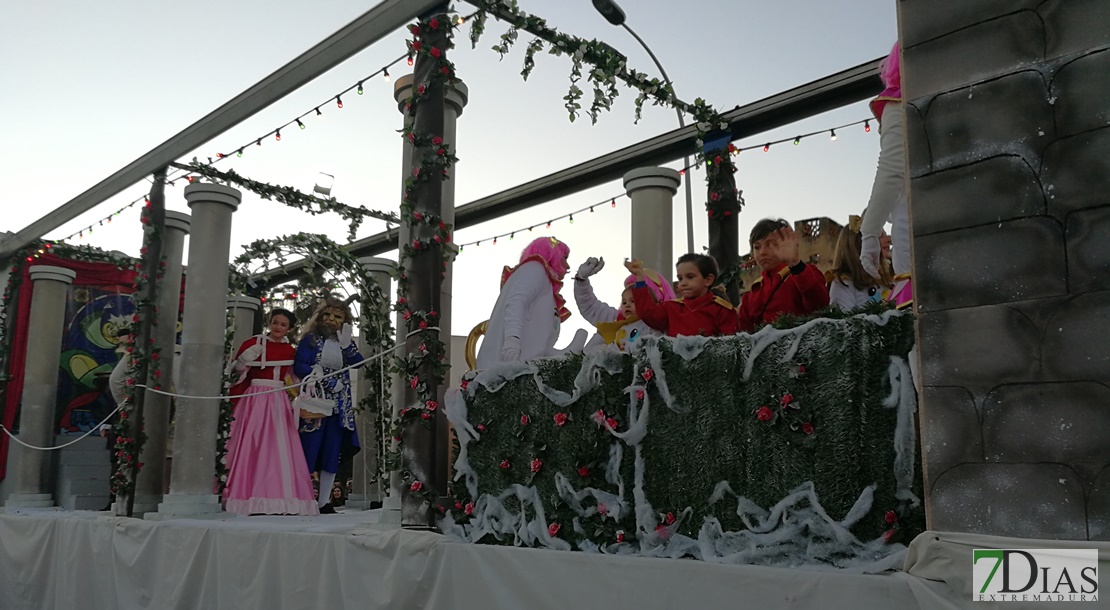 Los Reyes Magos y las 18 carrozas reparten 6.700 kilos de caramelos en Mérida