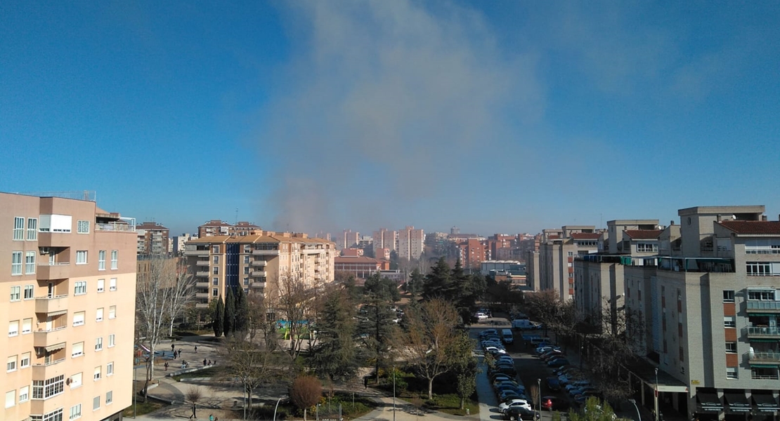 Incendio en el polígono de La Paz-Valdepasillas, en Badajoz