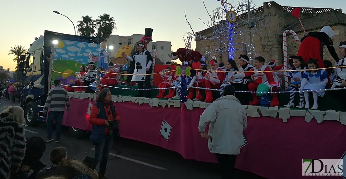 Los Reyes Magos y las 18 carrozas reparten 6.700 kilos de caramelos en Mérida